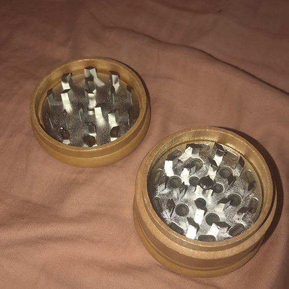Mushroom Wood engraved flower herb grinder - Picture 2 of 3